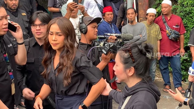 Tangis Melaney Ricardo di rumah duka Mpok Alpa di kawasan Ciganjur, Jakarta, Jumat, 15 Agustus 2025. [Suara.com/Adiyoga Priyambodo]