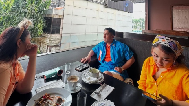 Potret Penuh Tawa Mpok Alpa Syuting di Bangkok (Instagram)
