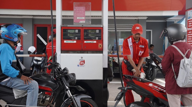 Masyarakat mengisi BBM jenis Pertalite di salah satu SPBU Kabupaten Rembang. [Dok Pertamina]
