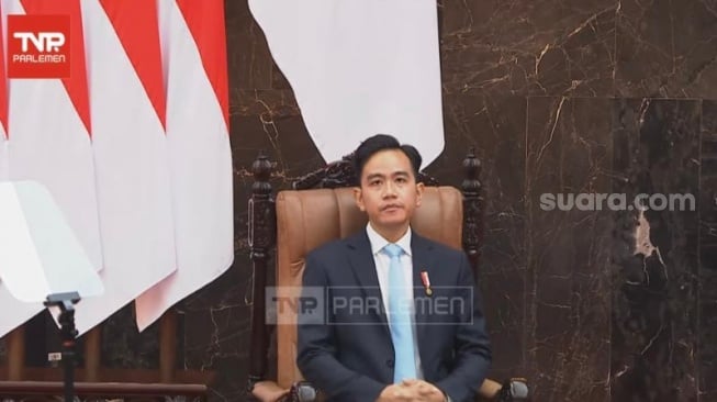 Penampilan Wapres Gibran berdasi biru saat mendampingi Presiden Prabowo di Sidang Tahunan MPR-DPR RI. (Suara.com/Novian)
