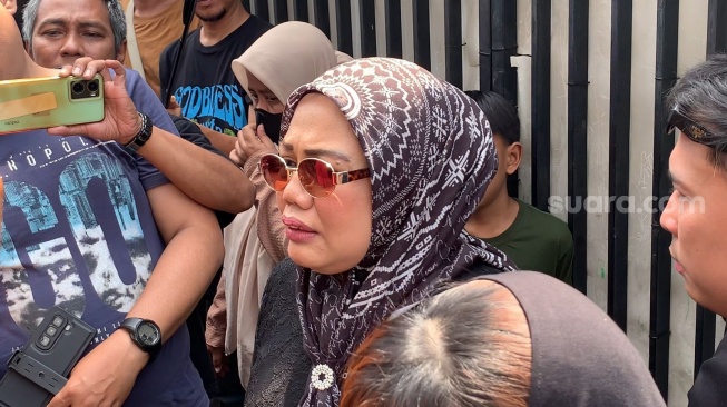 Elly Sugigi di rumah duka Mpok Alpa di kawasan Ciganjur, Jakarta, Jumat, 15 Agustus 2025. [Suara.com/Adiyoga Priyambodo]