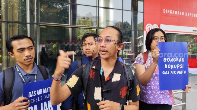 ICW melaporkan dugaan mark up peluru dan gas air mata expired yang digunakan aparat kepolisian saat demonstrasi warga Pati pada 13 Agustus 2025 ke KPK. (Suara.com/Dea)