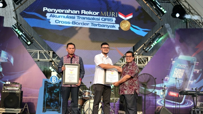 Ketua Panitia Pencak Silat Internasional Terima Penghargaan MURI