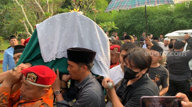 Potret Billy Syahputra dan Anwar BAB ikut bopong jenazah Mpok Alpa di Komplek Makam Wakaf Kujaran di kawasan Ciganjur, Jakarta, Jumat, 15 Agustus 2025. [Suara.com/Adiyoga Priyambodo]