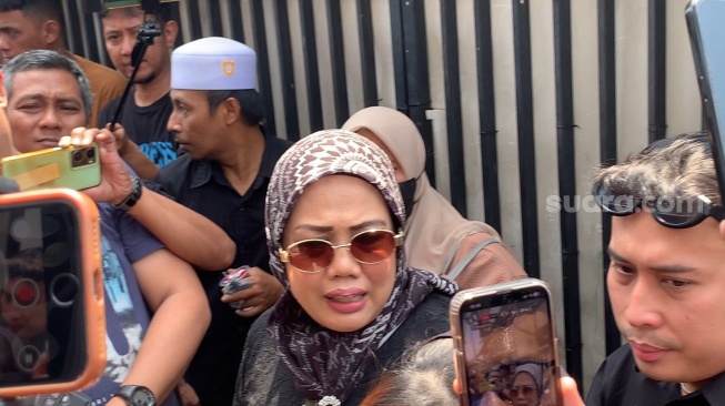 Elly Sugigi di rumah duka Mpok Alpa di kawasan Ciganjur, Jakarta, Jumat, 15 Agustus 2025. [Suara.com/Adiyoga Priyambodo]