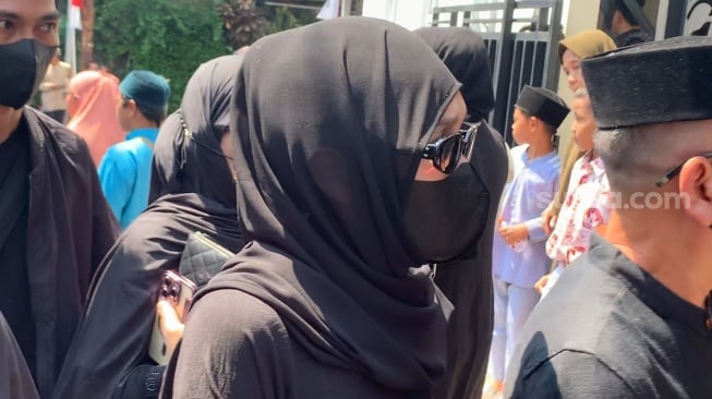 Ayu Ting Ting saat menyambangi rumah duka Mpok Alpa di kawasan Ciganjur, Jakarta, Jumat, 15 Agustus 2025 [Suara.com/Adiyoga Priyambodo].