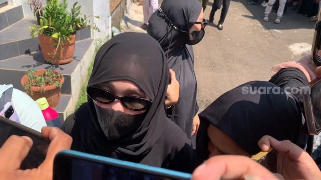 Ayu Ting Ting saat menyambangi rumah duka Mpok Alpa di kawasan Ciganjur, Jakarta, Jumat, 15 Agustus 2025 [Suara.com/Adiyoga Priyambodo].