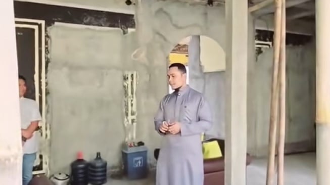 Viral! Bos Ini Beri Gaji Tambahan Rp750 Ribu ke Tukang Bangunan yang Rajin Salat, Netizen Terbelah!