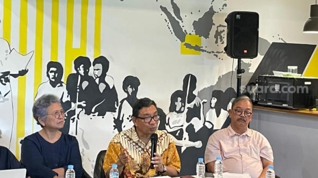 Penundaan Proyek Buku Sejarah Ala Fadli Zon Demi Sukseskan Gelar Pahlawan Ayah-Kakek Prabowo?