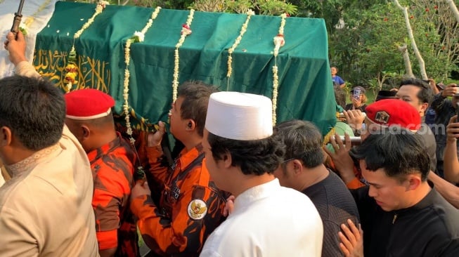 Potret Billy Syahputra dan Anwar BAB ikut bopong jenazah Mpok Alpa di Komplek Makam Wakaf Kujaran di kawasan Ciganjur, Jakarta, Jumat, 15 Agustus 2025. [Suara.com/Adiyoga Priyambodo]