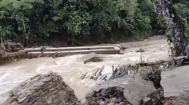 Jembatan di Pasaman Putus Dihantam Arus Sungai, Ratusan Warga Terisolasi