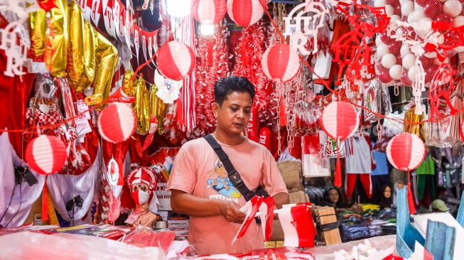 Warga mencari pernak-pernik kemerdekaan yang dijual di Pasar Jatinegara, Jakarta, Jumat (15/8/2025). [Suara.com/Alfian Winanto]