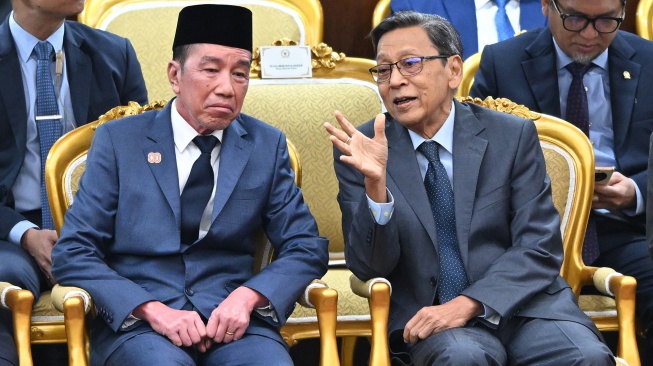 Presiden ketujuh RI Joko Widodo (akiri) berbincang dengan Wapres ke-11 RI Boediono (kanan) sebelum Sidang Tahunan MPR RI dan Sidang Bersama DPR-DPD RI Tahun 2025 di Gedung Nusantara, Kompleks Parlemen, Jakarta, Jumat (15/8/2025). [ANTARAFOTO/Rivan Awal Lingga/app/rwa]