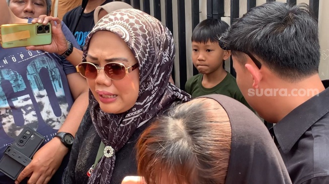 Penuh Haru, Elly Sugigi Ungkap Doa Terakhir Mendiang Mpok Alpa untuk Dirinya dan Umi Pipik