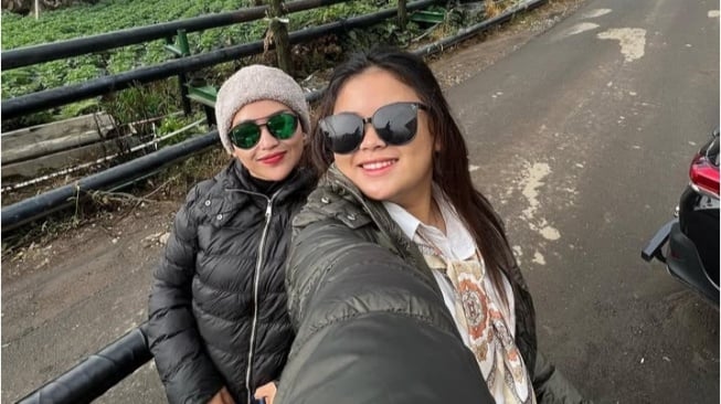 Siapa Anak Pertama Mpok Alpa? Ini Profil Sherly yang Jarang Tersorot