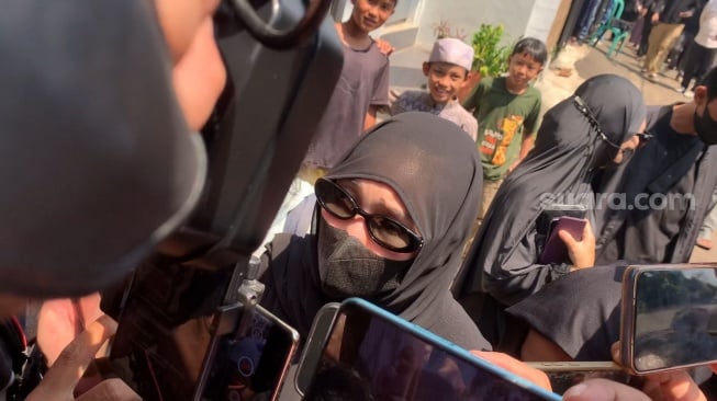 Ayu Ting Ting saat menyambangi rumah duka Mpok Alpa di kawasan Ciganjur, Jakarta, Jumat, 15 Agustus 2025 [Suara.com/Adiyoga Priyambodo].