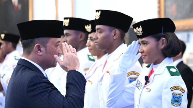 Sebanyak 76 pelajar dari 38 provinsi di seluruh Indonesia secara resmi dikukuhkan menjadi anggota Paskibraka nasional di Istana Kepresidenan, Jakarta, Sabtu (16/8/2025). [Foto: Biro Pers Istana]