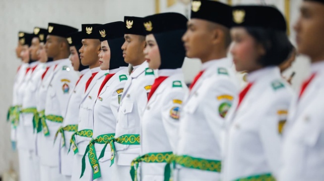 Paskibraka Jawa Tengah saat dikukuhkan di Kantor Gubernur Jateng, Semarang, 15 Agustus 2025. [Istimewa]