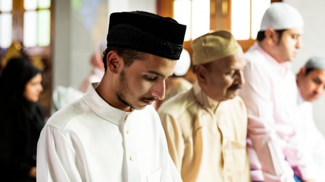 ilustrasi sholat (freepik/rawpixel.com)