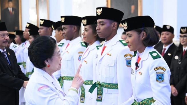 Di Hadapan Megawati, 76 Putra-Putri Terbaik Bangsa Dikukuhkan Jadi Paskibraka di Istana Negara