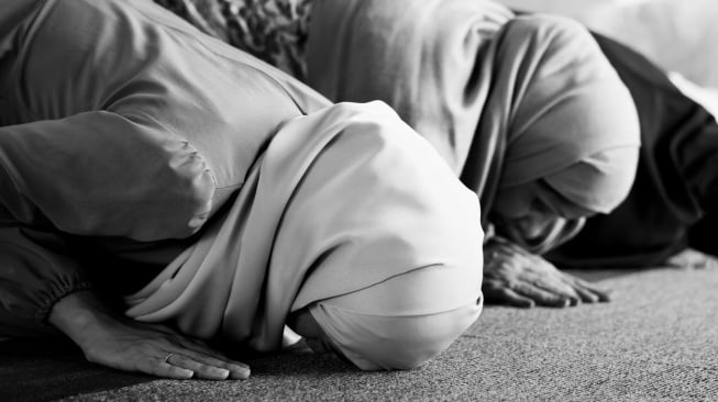 ilustrasi sholat (freepik/rawpixel.com)