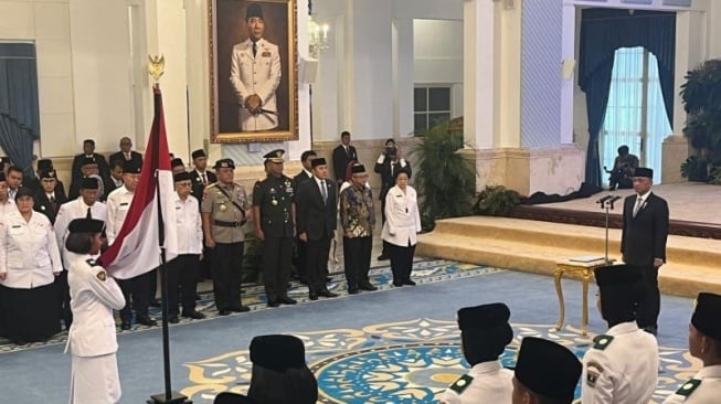 Menteri Sekretaris Negara Prasetyo Hadi (kanan) menjadi Pembina Upacara dalam acara pengukuhan 76 orang anggota Pasukan Pengibar Bendera Pusaka (Paskibraka) di Istana Negara, Jakarta, Sabtu (16/8/2025). (ANTARA/Fathur Rochman)