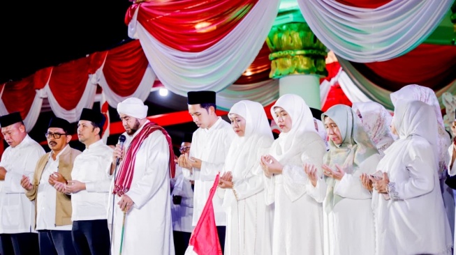 HUT ke-80 RI, Gubernur Khofifah dan Ribuan Warga Jatim Gelar Dzikir, Doa, dan Sholawat