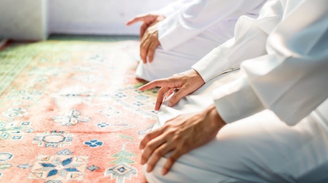 ilustrasi sholat (freepik/rawpixel.com)