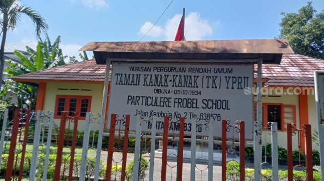 Sekolah YRPU Taman Kanak-kanak di Mataram, Nusa Tenggara Barat yang masih menyimpan memori zaman penjajahan Belanda. [Suara.com/Buniamin] 