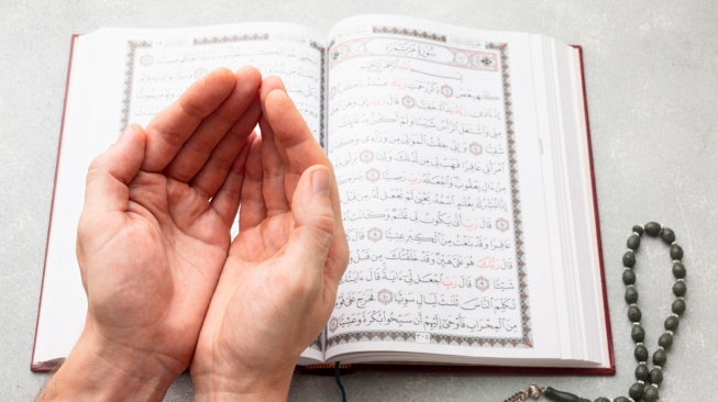 ilustrasi membaca Alquran (freepik)