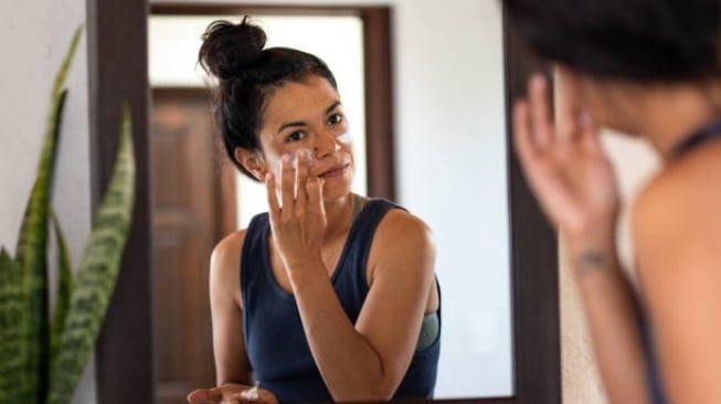 Pakai Sunscreen Berapa Kali Sehari? Begini Cara Re-apply Sunscreen dengan Benar