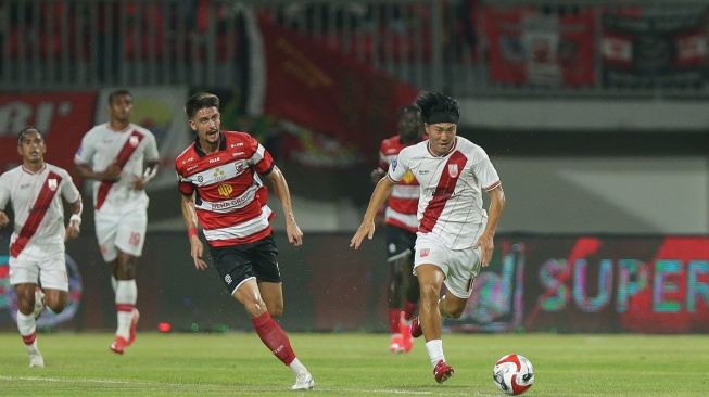 Aksi striker Persis Solo, Kodai Tanaka saat melawan Madura United. [Dok Persis Solo]