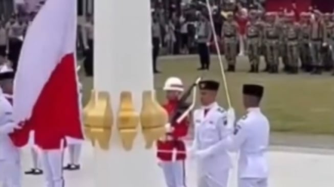 Insiden Bendera Terbalik saat Upacara HUT RI ke-80, Paskibraka Menangis Histeris