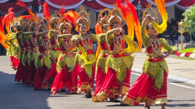 Total ada sebanyak 300 siswa siswi didikan dari Dinas Kebudayaan dan Pariwisata (Disbudpar) Provinsi Jawa Timur yang berpartisipasi menampilkan tari kolosal Rani Tribhuwana (Dok: Pemprov Jatim)