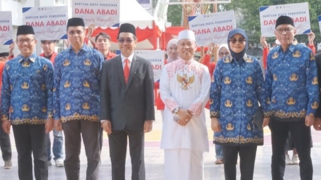 Ustad Das'ad Latif Berjubah Garuda Bagi-bagi Beasiswa di Unhas