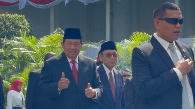 Presiden ke-6 Susilo Bambang Yudhoyono menunjukan dua jempol saat akan mengikuti Upacara HUT ke-80 RI di Istana Negara Jakarta, Minggu (17/8/2025). [Suara.com/Novian]