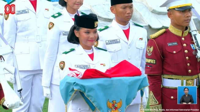 Paskibraka pembawa baki Sang Merah Putih pada upcara penurunan bendera di Istana Merdeka Jakarta dilakukan Aliah Sakira, siswa SMA Negeri 14 Makassar. [Tangkapan layar]