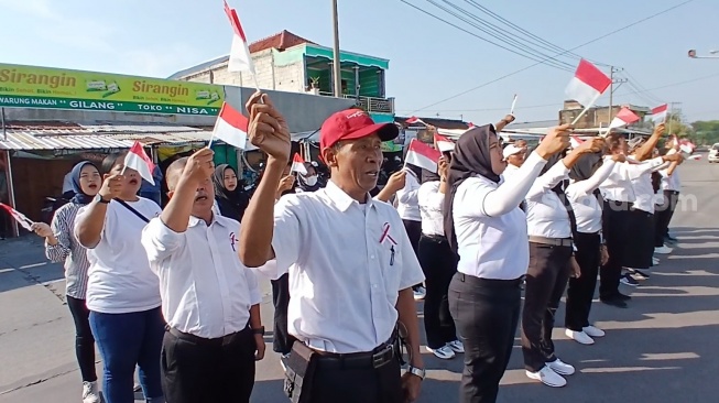 Eks karyawan PT Sritex melaksanakan upacara kemerdekan ke-80 RI di depan Sritex. [Suara.com/Ari Welianto]