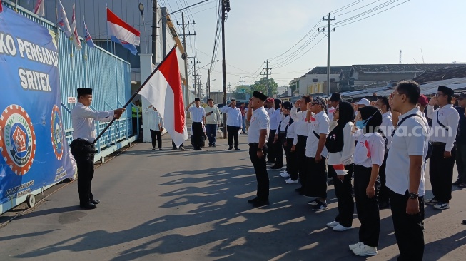Eks karyawan PT Sritex melaksanakan upacara kemerdekan ke-80 RI di depan Sritex. [Suara.com/Ari Welianto]