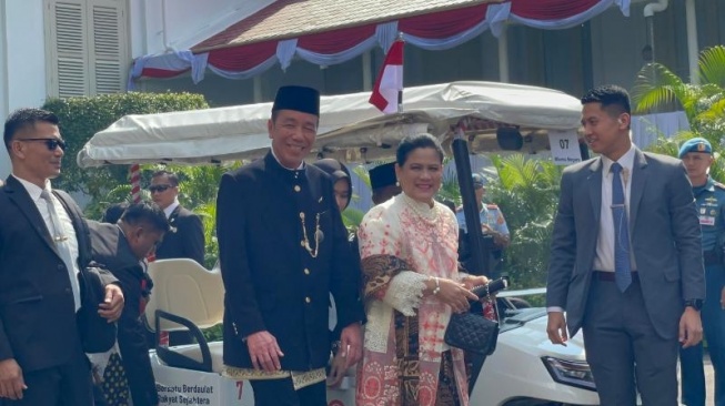 Presiden ke-7 Joko Widodo dan Iriana saat akan menghadiri Upacara HUT RI ke-80 di Istana Negara, Jakarta, Minggu (17/8/2025). [Suara.com/Novian]
