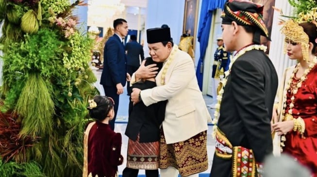 Momen Langka Prabowo Peluk Jan Ethes dan Cium La Lembah di Istana, Gibran-Selvi Tersenyum Jadi Saksi