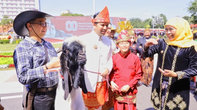 Gubernur Khofifah didampingi Wakil Gubernur Emil Elestianto Dardak dan Kepala Dinas Pendidikan Jatim Aries Agung Paewai menyerahkan 12 penghargaan kepada Kacabdin, Kepala Sekolah, Guru, serta Siswa SMAN, SMKN dan SLB di Jawa Timur (Dok: Pemprov Jatim)