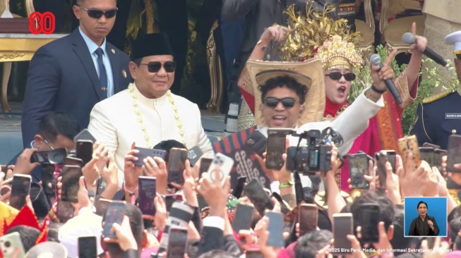 Momen Presiden Prabowo berjoget bersama Silet Open Up yang sedang bawakan lagu Tabole Bale (YouTube/Sekretariat Presiden)