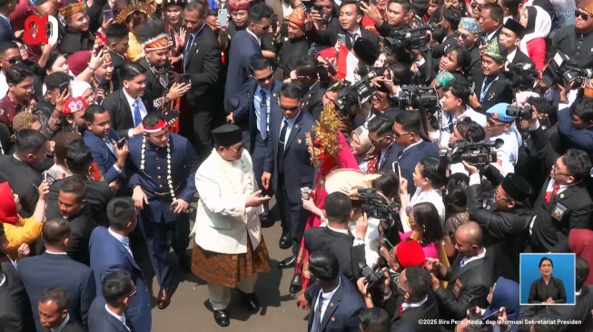 Momen Presiden Prabowo berjoget bersama Silet Open Up yang sedang bawakan lagu Tabole Bale (YouTube/Sekretariat Presiden)