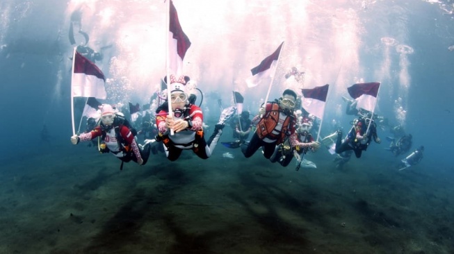 Upacara pengibaran Bendera Merah Putih di bawah laut dalam rangka memperingati Hari Ulang Tahun (HUT) ke-80 Kemerdekaan Republik Indonesia oleh WASI (Dok: Puspen Kemendagri)
