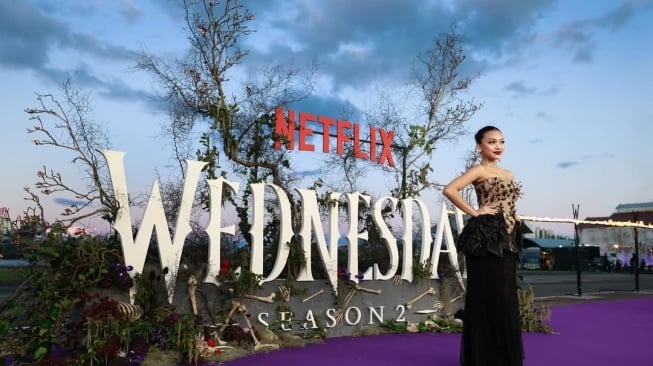 Naura Ayu Wawancara dengan Pemain Wednesday Sambil Kenakan Kebaya. [Instagram]