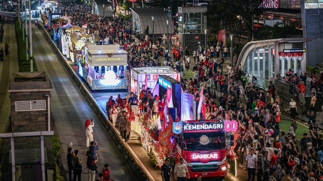 Kendaraan pawai dari kementerian dan lembaga mengikuti Karnaval HUT ke-80 RI di Jalan MH Thamrin, Jakarta, Minggu (17/8/2025). [ANTARA FOTO/Fauzan/rwa]
