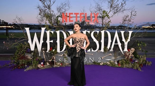 Bikin Bangga, Naura Ayu Wawancara dengan Pemain Wednesday Sambil Kenakan Kebaya