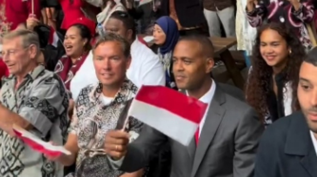Viral! Ekspresi Patrick Kluivert Saat Kibarkan Bendera Merah Putih di HUT RI-80 [Tangkap layar X]