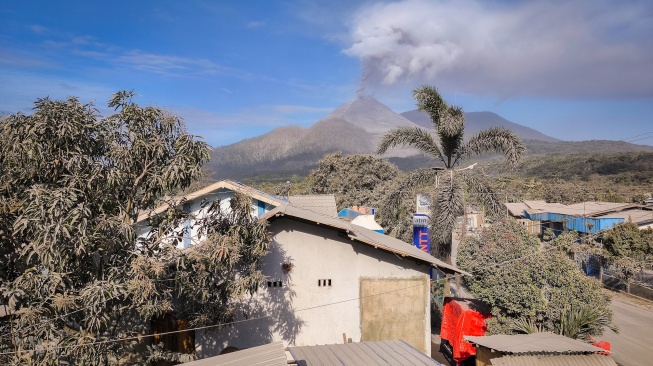 Kolom abu keluar dari kawah saat erupsi Gunung Lewotobi Laki-laki terlihat dari Kabupaten Flores Timur, NTT, Senin (18/8/2025). [ANTARA FOTO/Gregorio J Gilbert/app/YU]